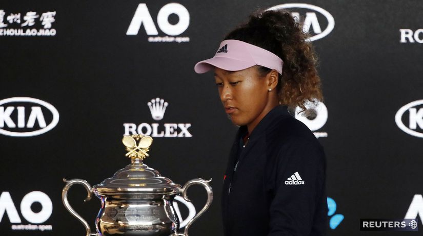 Naomi Osaková s trofejou z Australian Open 2019.