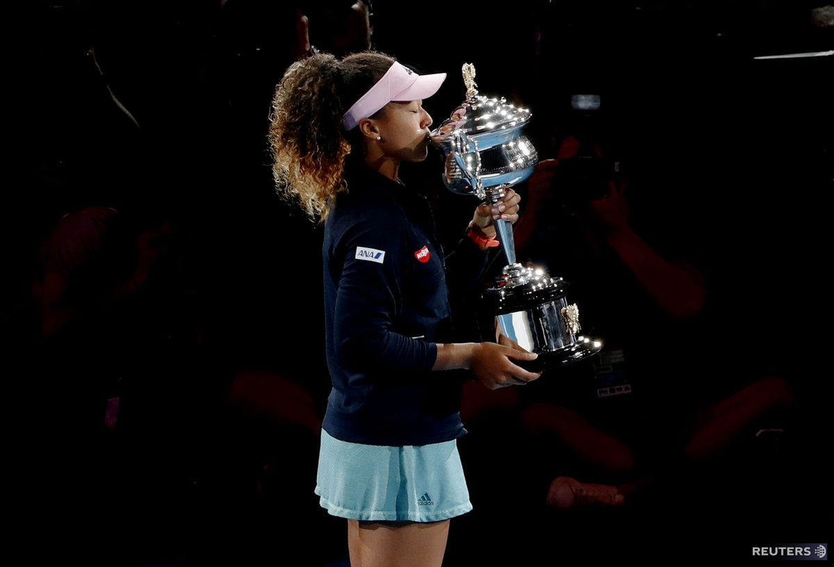 Naomi Osaková s trofejou z Australian Open 2019.
