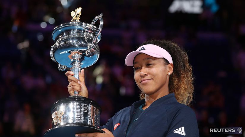 Naomi Osaková s trofejou z Australian Open 2019.