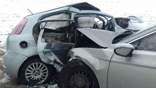 Pri nehode zomreli dvaja ľudia, v druhom aute sa viezla tehotná žena