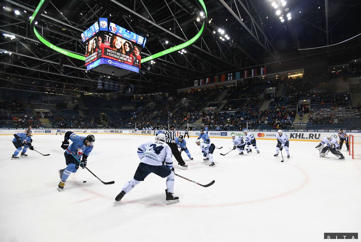 Riedko zaplnené tribúny počas zápasu Slovana s...