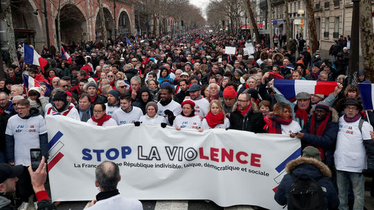 Na proteste červených šatiek vo Francúzsku sa zišlo asi 10-tisíc ľudí