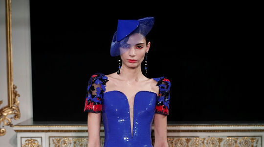 Modelka v kreácii z dielne Armani Privé...