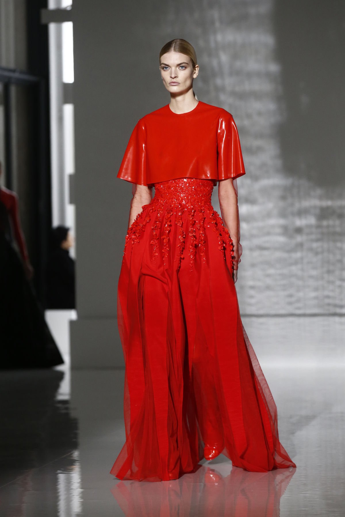 Modelka predvádza kreáciu značky Givenchy z...