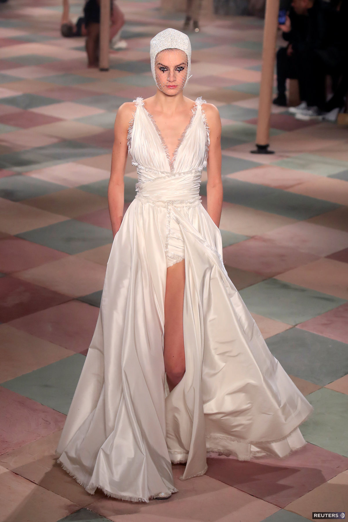 Modelka v kreácii Christian Dior Haute Couture...
