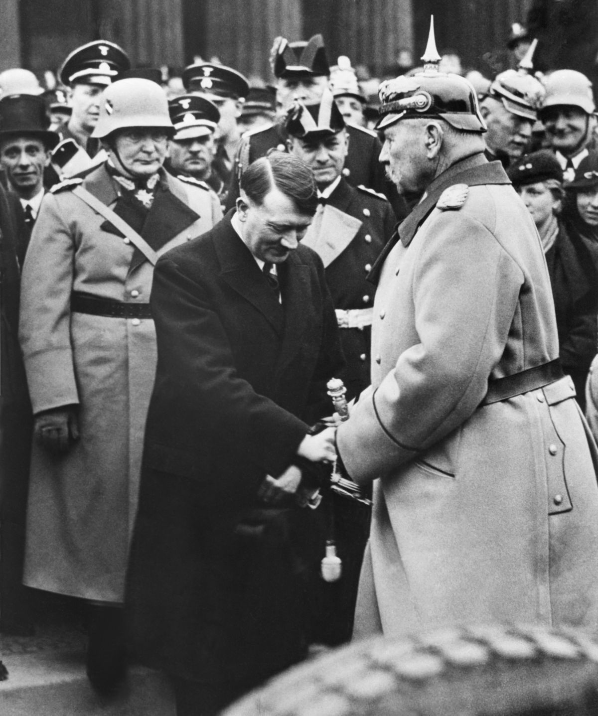 Prezident Paul von Hindenburg s kancelárom...