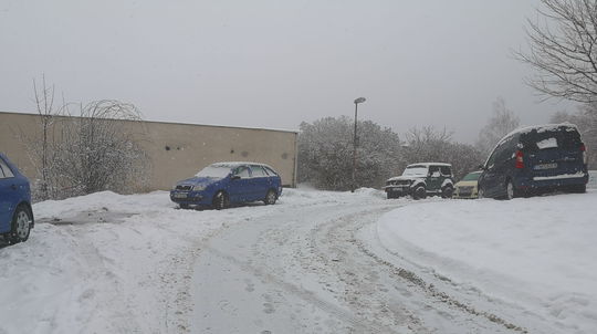 Cesty nižších tried v horách sú miestami pokryté snehom, i zľadovateným