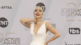Speváčka a herečka Lady Gaga prišla v kreácii Christian Dior Haute Couture.