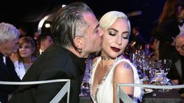 Pred pár týždňami vrúcne bozky a teraz... Lady Gaga a jej snúbenec sa rozišli!