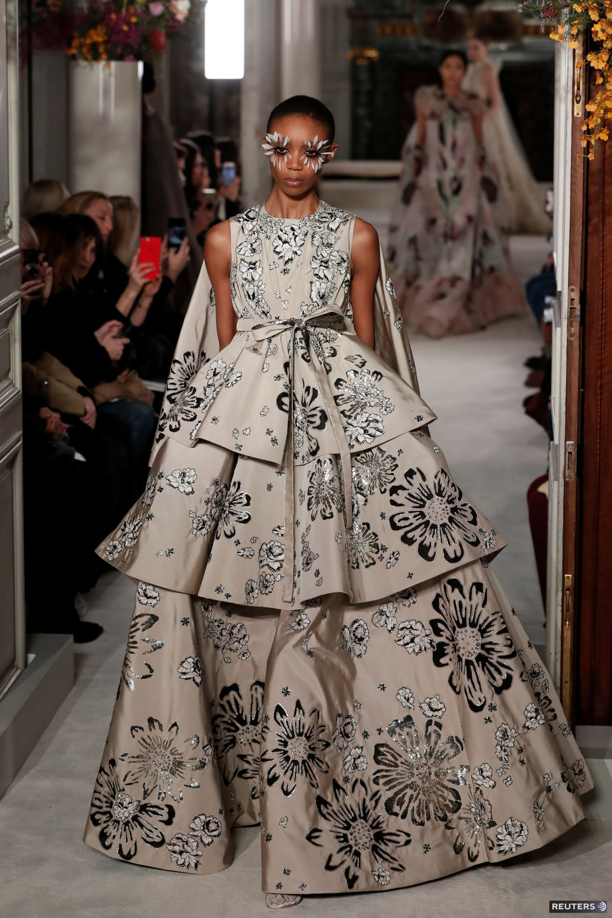 Modelka v kreácii Valentino Haute Couture...