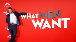 Herec Kellen Lutz pózuje pri filmovom plagáte k novinke What men wants. 