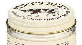 Krém na ruky Burt´s Bees Almond & Milk s obsahom včelieho vosku, obsahuje aj mandľový olej a mliečne proteíny. 