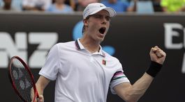 Shapovalov? Žije na Bahamách, hrá za Kanadu, no ťahá ho Rusko s Putinom