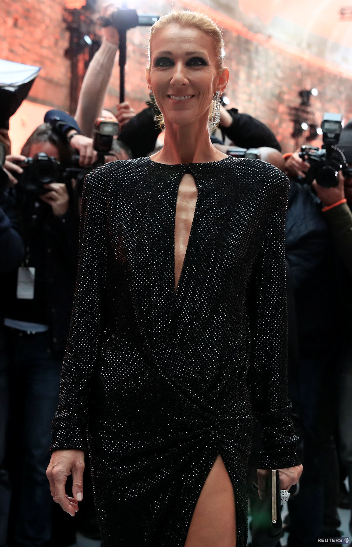 Speváčka Celine Dion pózuje na prehliadke...