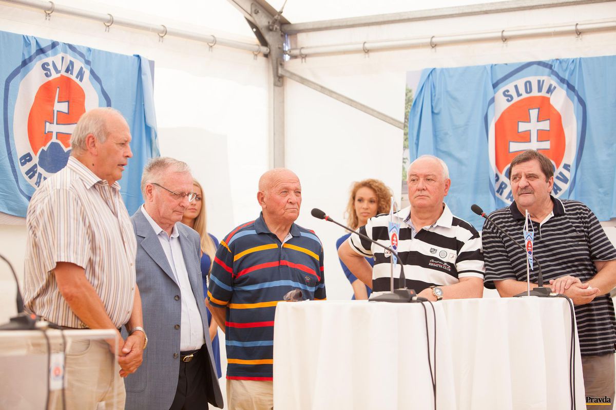 Anton Urban (v strede) na archívnej snímke.