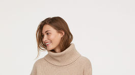 Dámsky sveter z vlnenej zmesi s rolákovým golierom H&M. Stál 99 eur, je zlacnený na polovicu. 