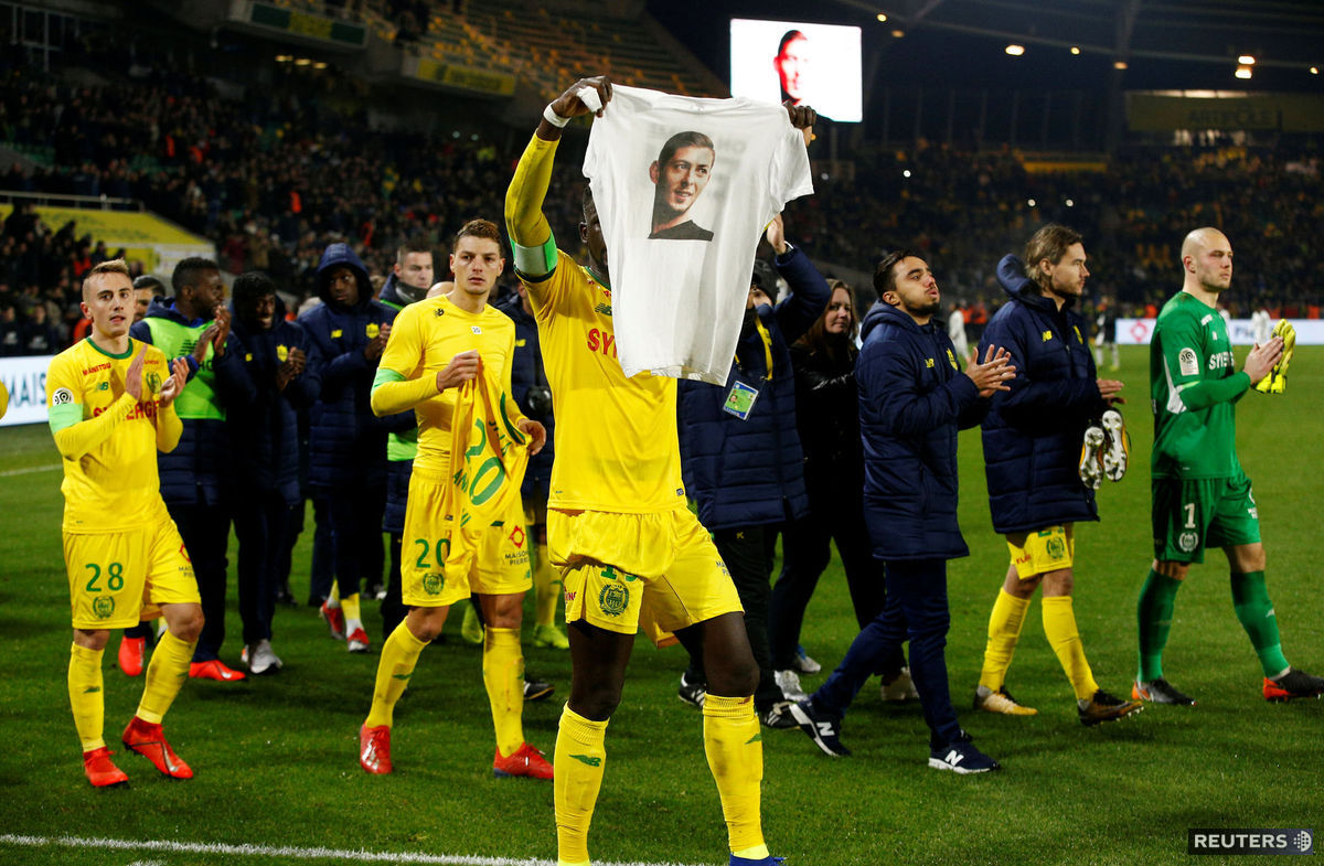 Futbalisti Nantes s podobizňou Emiliana Salu po...