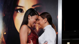 Herečky Gina Rodriguez (vľavo) a Eva Longoria spoločne pózujú na premiére Miss Bala. 
