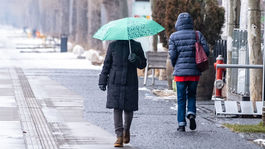 SHMÚ upozorňuje na vietor aj povodeň z topenia snehu, cestári pod Tatrami opäť spúšťajú zimnú údržbu