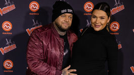 Raper a kouč Kali so svojou tehotnou partnerkou Alicou. 
