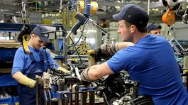 Päť a pol roka zamestnanosť v priemysle len rástla. Dva mesiace už mierne klesá