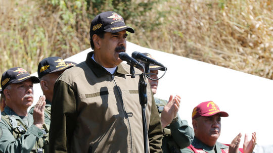 Maduro odmieta vpustiť do krajiny 'falošnú' humanitárnu pomoc