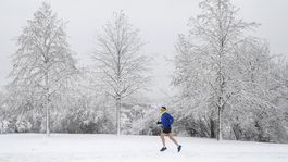 Česko trápi sneženie, Praha zažila aj búrku s bleskami