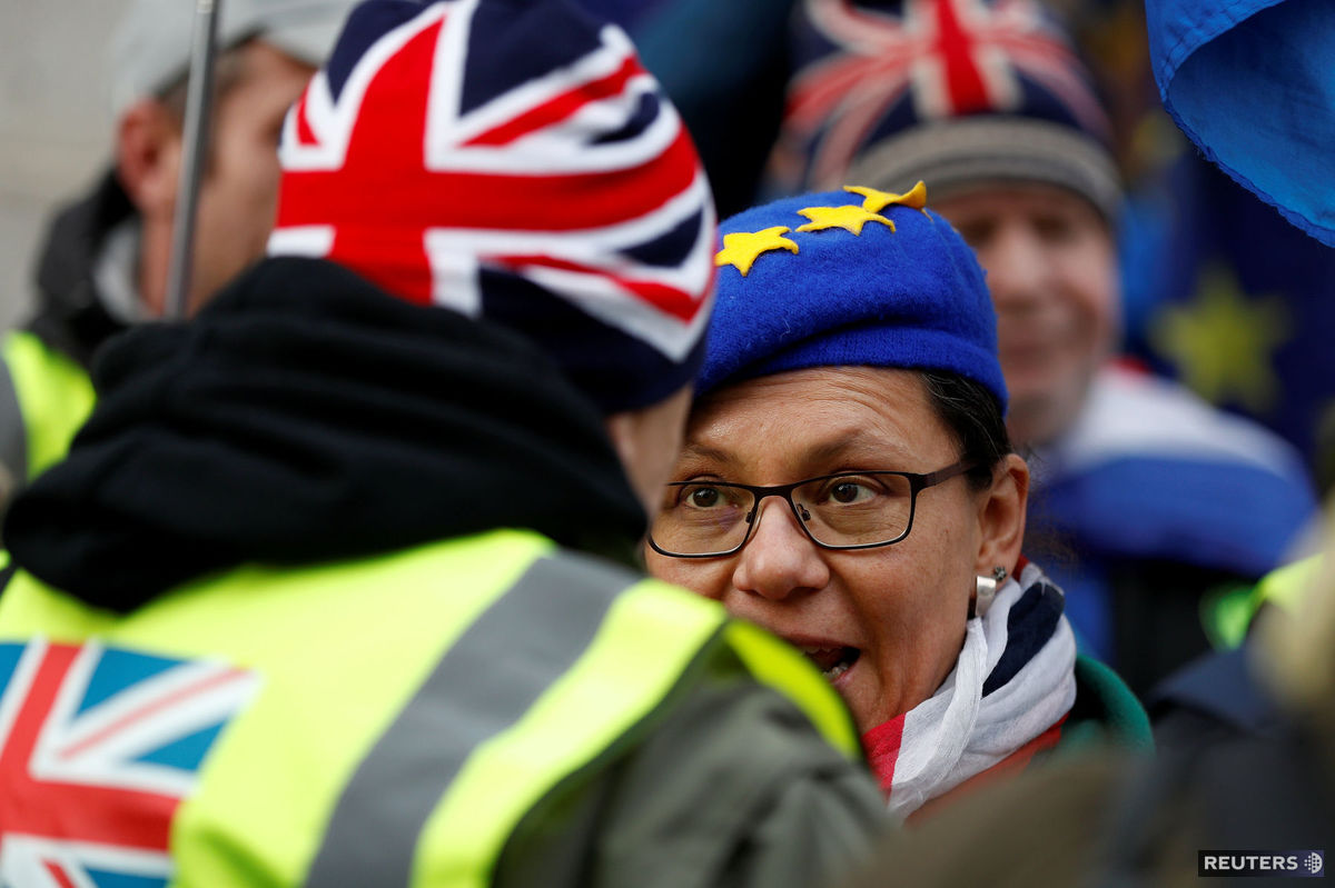 Stúpenci aj odporcovia brexitu počas výmeny...