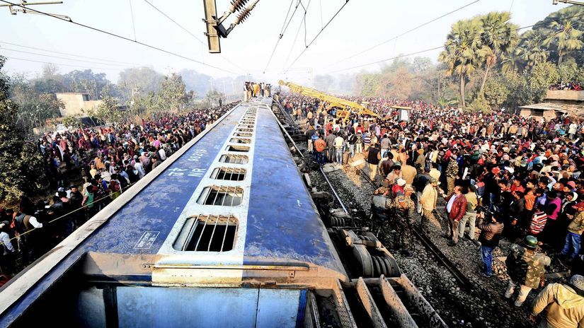 India vlak vykoľajenie obete