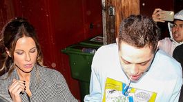 Pristihnutí! Sexy Beckinsale randí s bývalým Ariany Grande. Má o 20 menej