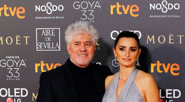 Režisér Pedro Almodovar a herečka Penelope Cruz spoločne na ceremoniáli Goya Awards v Seville. 
