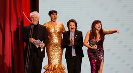 Režisér Pedro Almodovar s herečkani (zľava) Rossy de Palma, Julieta Serrano a Loles Leon prezentovali cenu pre najlepší film roka. 