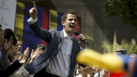 USA vyzývajú venezuelskú armádu, aby sa postavila za Guaidóa