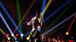 FOOTBALL-NFL-SUPERBOWL/Spevák Adam Levine z Maroon 5 počas vystúpenia na šou Super Bowl.