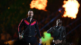 Spevák Adam Levine z Maroon 5 počas vystúpenia na šou Super Bowl.