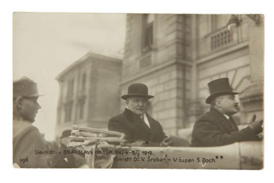 Vavro Šrobár a Samuel Zoch v uliciach Prešporka...