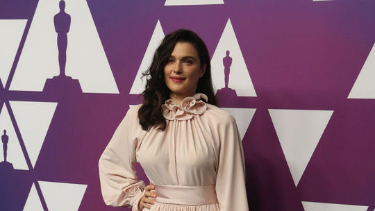  Rachel Weisz prichádza na tradičný...