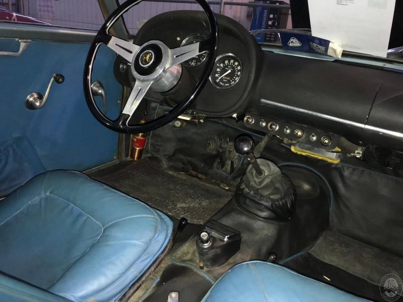 Aj modrou kožou čalúnený interiér šokuje svojou...