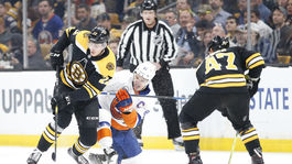 Cehlárik strelil víťazný gól Bostonu. Tlieskali mu aj víťazi Super Bowlu