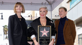Speváčka a skladateľka Pink (v strede) pózuje s moderátorkou Ellen DeGeneresovou (vpravo) a Kerri Kenney-Silverovou.