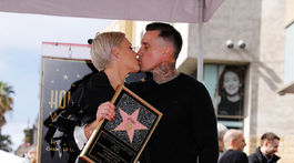 Speváčka Pink gets bozkáva jej manžela Careyho Harta.