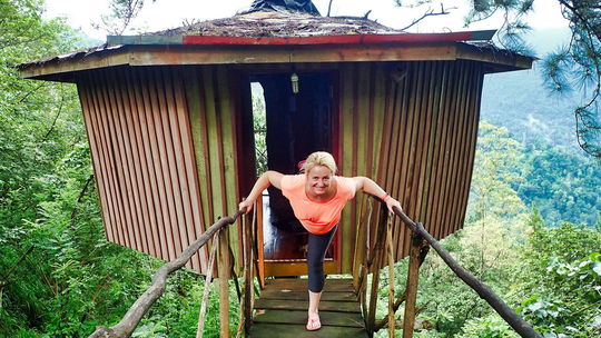 Pozor, na mostíku do domčeka na strome sa to...