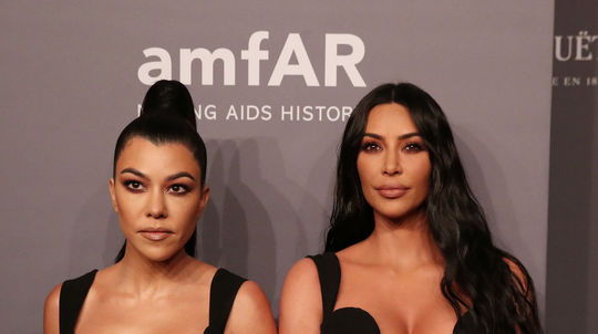 Kim Kardashian (vpravo) a jej sestra Kourtney...