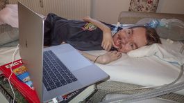 Nehybný Miško denne hrá poker so životom