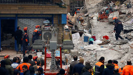 Počet mŕtvych po zrútení budovy v Istanbule stúpol na desať