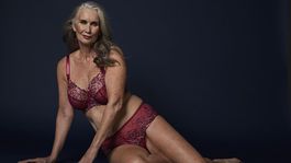 Rok pred 60-kou a bez retuše! Čo poviete na túto modelku v spodnej bielizni?