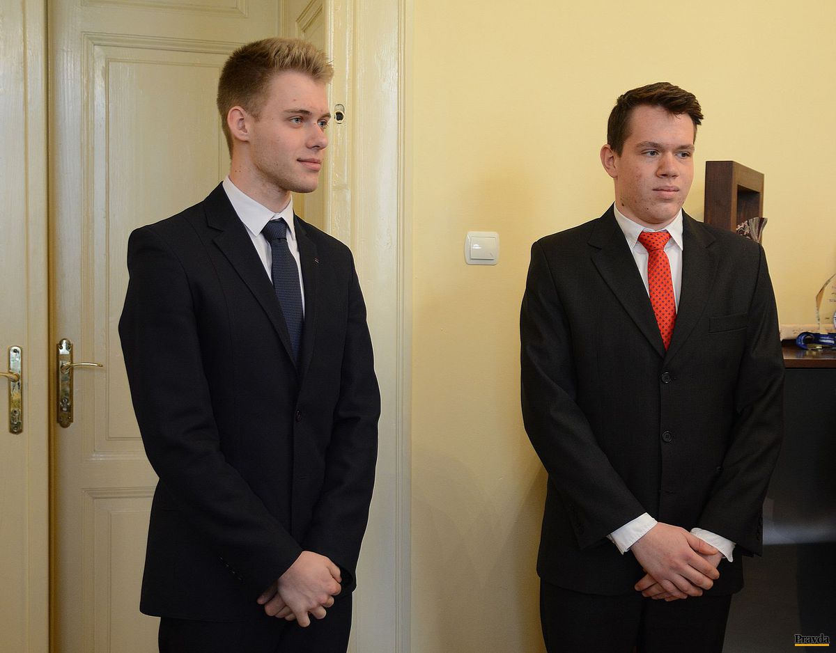 Ocenení študenti Adam Kalina (vľavo) a Adrián...