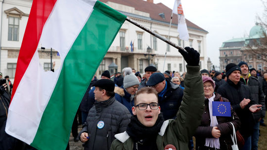 Proti Orbánovej vláde protestujú aj prívrženci opozičných strán