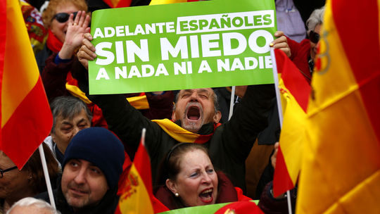 V Madride žiadali tisíce ľudí koniec vlády, nepáči sa im prístup ku Katalánsku