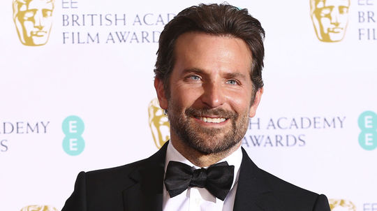 Bradley Cooper s cenou BAFTA za hudbu k filmu...